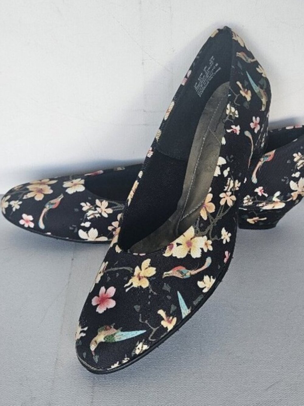 Size 8 N Black Floral Cloth Pumps 1.5" Heels Hush Puppies Almond Toe